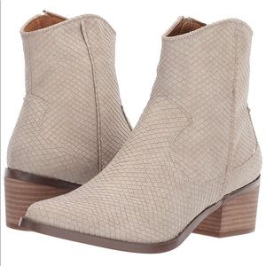 Report Women's Zulia Ankle Boots. Size 9